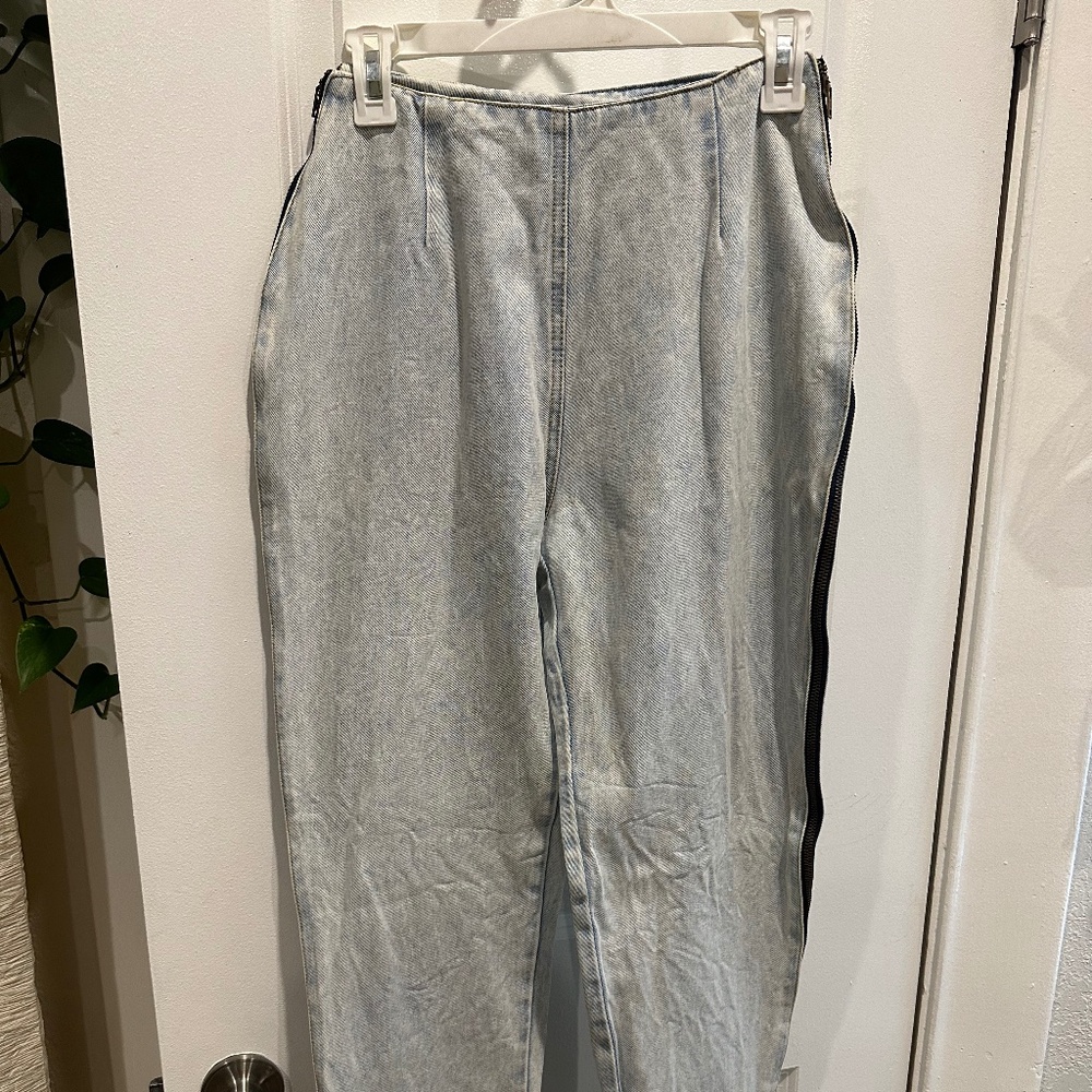 Acid washed denim, high-waisted, double side zipper pants